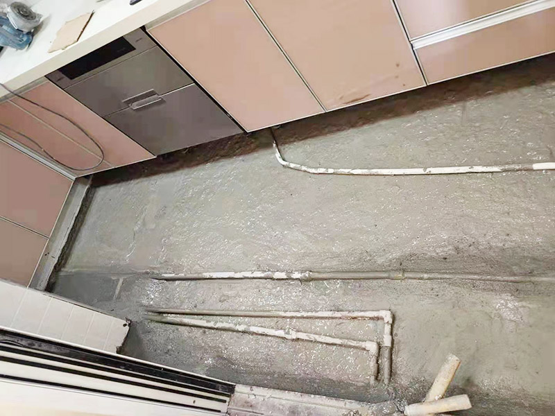 廚房地面埋管找平：一般房屋的地面上有比較凸出的地方，可以采用旋轉平磨的方式將高的地方打磨下去前提是下邊沒有管道。如果高的地方不打磨，那么找平出來的地面就會出現(xiàn)由齒刮刮出來的地面在高的地方同樣留下了同樣多的水泥，最后找出來的地面好是高的地方依然高，低的地方依然低。同時打磨還能節(jié)約不少的用料，這是地面找平中一個很重要的步驟。