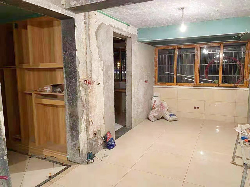 客廳整體裝修翻新：在舊房翻新中最先實施的是主題拆除，其中主要包括墻面、地面、門窗、水路、電路等各方面的拆除。在拆除過程中，廚衛(wèi)的墻磚鏟除中防水層是極易被損壞的，所以裝修在墻面抹灰完成后一定要重新做防水。拆改會產(chǎn)生許多的垃圾，要及時清理，同時老房翻新過程中時刻保持室內(nèi)的清潔，這對于施工也是非常方便的。
第二步就是結(jié)構(gòu)的改造啦。舊房翻新業(yè)主們在做結(jié)構(gòu)優(yōu)化時，廚房、衛(wèi)生間在包立管時一定要留有檢查口以便維修，舊房的承重墻一定不能拆除否則造成安全隱患。
接下來就是隱蔽工程的實施了。其中包括檢查吊頂內(nèi)的供水、空調(diào)