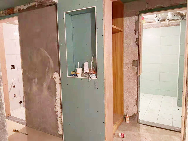 客廳整體裝修翻新：在舊房翻新中最先實施的是主題拆除，其中主要包括墻面、地面、門窗、水路、電路等各方面的拆除。在拆除過程中，廚衛(wèi)的墻磚鏟除中防水層是極易被損壞的，所以裝修在墻面抹灰完成后一定要重新做防水。拆改會產(chǎn)生許多的垃圾，要及時清理，同時老房翻新過程中時刻保持室內(nèi)的清潔，這對于施工也是非常方便的。 第二步就是結(jié)構(gòu)的改造啦。舊房翻新業(yè)主們在做結(jié)構(gòu)優(yōu)化時，廚房、衛(wèi)生間在包立管時一定要留有檢查口以便維修，舊房的承重墻一定不能拆除否則造成安全隱患。 接下來就是隱蔽工程的實施了。其中包括檢查吊頂內(nèi)的供水、空調(diào)