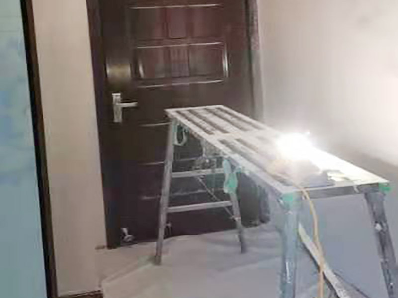墻面刷新保護：舊墻的基礎處理主要是指根除墻面的原有裝飾，一般包含墻面原有墻面漆和膩子層的根除、原有木裝飾、原有其它外表裝飾物如墻紙等的鏟除等。濕潤原有墻面，墻面鏟除的會比較徹底。墻面的基礎處理要根據(jù)墻面的具體情況，具體施工（局部鏟除修補、鏟除至石膏層膩子、鏟除至原墻水泥層），以便靈活掌握預算和工期。