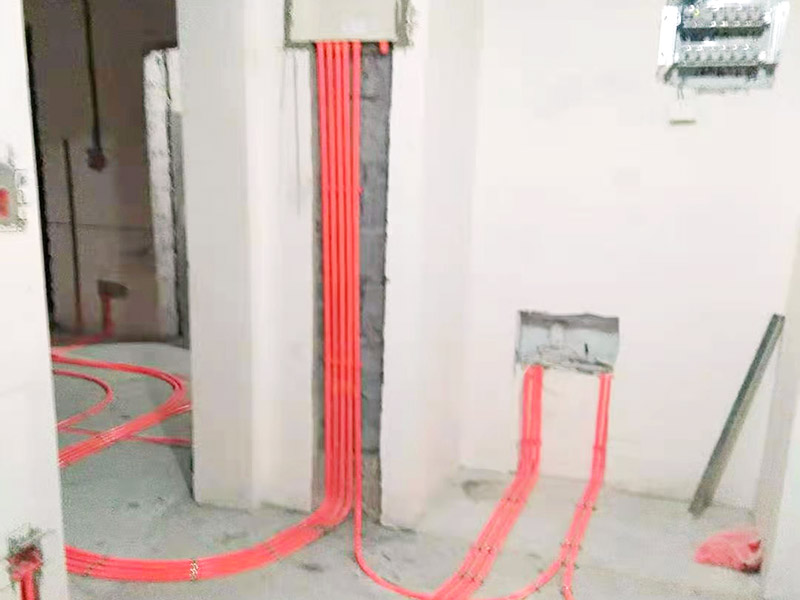 全屋電路布線(xiàn)：首先根據(jù)實(shí)際情況定位，定位完成后，電工根據(jù)定位和電路走向，開(kāi)布線(xiàn)槽，線(xiàn)路槽很有講究，要橫平豎直，不過(guò)，規(guī)范的做法，不允許開(kāi)橫槽，因?yàn)闀?huì)影響墻的承受力。布線(xiàn)一般采用線(xiàn)管暗埋的方式。線(xiàn)管有冷彎管和PVC管兩種，冷彎管可以彎曲而不斷裂，是布線(xiàn)的最好選擇，因?yàn)樗霓D(zhuǎn)角是有弧度的，線(xiàn)可以隨時(shí)更換，而不用開(kāi)墻。冷彎管要用彎管工具，弧度應(yīng)該是線(xiàn)管直徑的10倍，這樣穿線(xiàn)或拆線(xiàn)，才能順利。