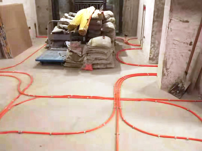 全屋電路布線(xiàn)：首先根據(jù)實(shí)際情況定位，定位完成后，電工根據(jù)定位和電路走向，開(kāi)布線(xiàn)槽，線(xiàn)路槽很有講究，要橫平豎直，不過(guò)，規(guī)范的做法，不允許開(kāi)橫槽，因?yàn)闀?huì)影響墻的承受力。布線(xiàn)一般采用線(xiàn)管暗埋的方式。線(xiàn)管有冷彎管和PVC管兩種，冷彎管可以彎曲而不斷裂，是布線(xiàn)的最好選擇，因?yàn)樗霓D(zhuǎn)角是有弧度的，線(xiàn)可以隨時(shí)更換，而不用開(kāi)墻。冷彎管要用彎管工具，弧度應(yīng)該是線(xiàn)管直徑的10倍，這樣穿線(xiàn)或拆線(xiàn)，才能順利。