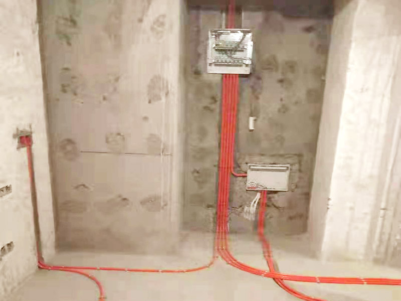 全屋電路布線(xiàn)：首先根據(jù)實(shí)際情況定位，定位完成后，電工根據(jù)定位和電路走向，開(kāi)布線(xiàn)槽，線(xiàn)路槽很有講究，要橫平豎直，不過(guò)，規(guī)范的做法，不允許開(kāi)橫槽，因?yàn)闀?huì)影響墻的承受力。布線(xiàn)一般采用線(xiàn)管暗埋的方式。線(xiàn)管有冷彎管和PVC管兩種，冷彎管可以彎曲而不斷裂，是布線(xiàn)的最好選擇，因?yàn)樗霓D(zhuǎn)角是有弧度的，線(xiàn)可以隨時(shí)更換，而不用開(kāi)墻。冷彎管要用彎管工具，弧度應(yīng)該是線(xiàn)管直徑的10倍，這樣穿線(xiàn)或拆線(xiàn)，才能順利。
