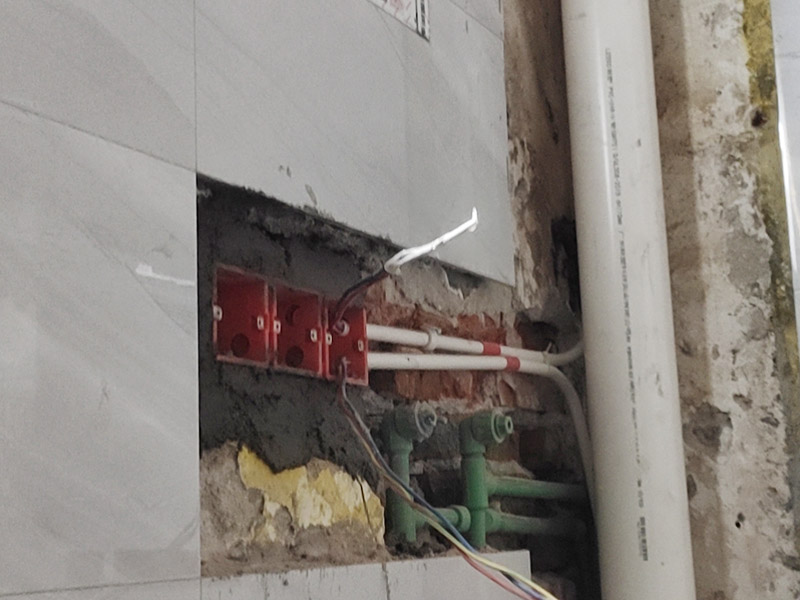 衛(wèi)生間水電改造：電路工程時，必須先安裝管道，然后再通過布線，以便在日后更換時布線不動。 通過管子不能用軟管防止死角。 沿方向在墻或地面上創(chuàng)建凹槽。 側(cè)溝會損害建筑物整體的負荷，抗震性能降低，墻面容易破碎，因此溝槽的開口部分不允許超過30cm。 測試水路壓力，檢查合格后留出回路的施工圖。 圖形必須與實際匹配。 圖紙還應(yīng)當(dāng)標(biāo)明布線規(guī)格和開關(guān)，插座的位置。
