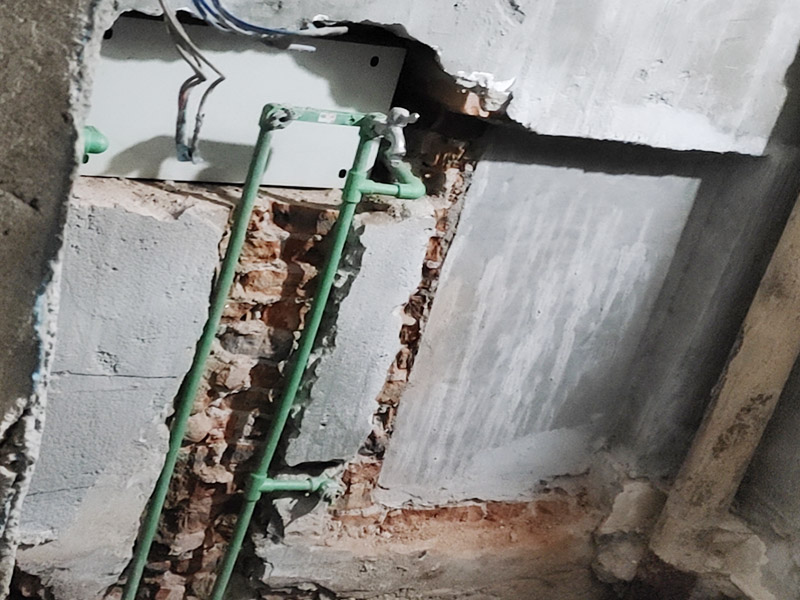 衛(wèi)生間水電改造：電路工程時，必須先安裝管道，然后再通過布線，以便在日后更換時布線不動。 通過管子不能用軟管防止死角。 沿方向在墻或地面上創(chuàng)建凹槽。 側(cè)溝會損害建筑物整體的負荷，抗震性能降低，墻面容易破碎，因此溝槽的開口部分不允許超過30cm。 測試水路壓力，檢查合格后留出回路的施工圖。 圖形必須與實際匹配。 圖紙還應(yīng)當(dāng)標(biāo)明布線規(guī)格和開關(guān)，插座的位置。