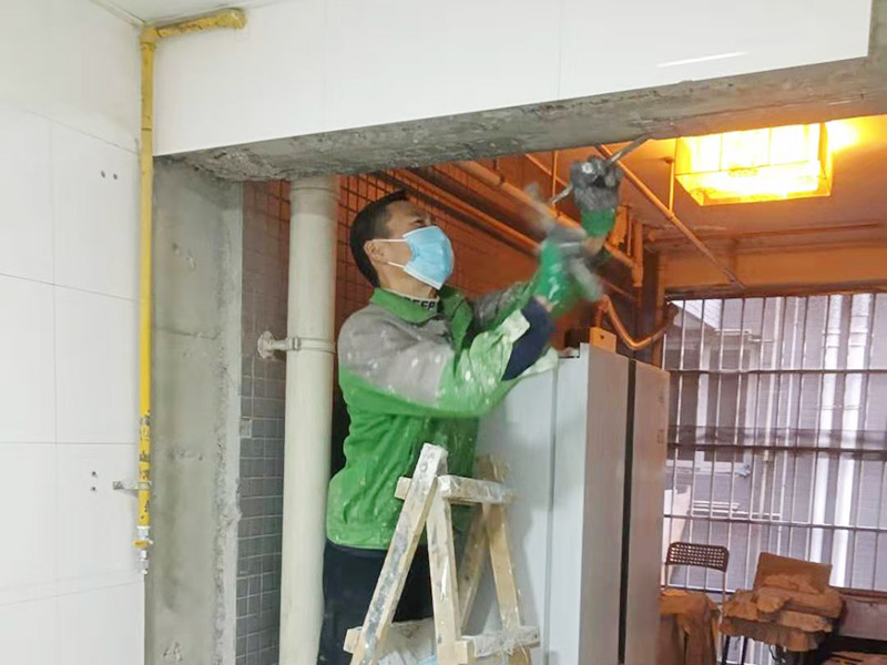 橫梁瓷磚拆除維修：先把地面上的東西全搬出去，然后戴上手套和防護(hù)眼鏡，用錘子把一塊瓷磚敲碎，再用扁的鑿子往里撬，一片一片慢慢鑿，這種方法費力費時。用小型的電鎬或瓷磚鏟除機就能輕輕松松完成任務(wù)。此方法省時省力。戴上手套和防護(hù)眼鏡，用小型的電鎬先從墻低的第一塊磚的邊緣開始鏟除，序次鏟除完整個墻面的瓷磚。