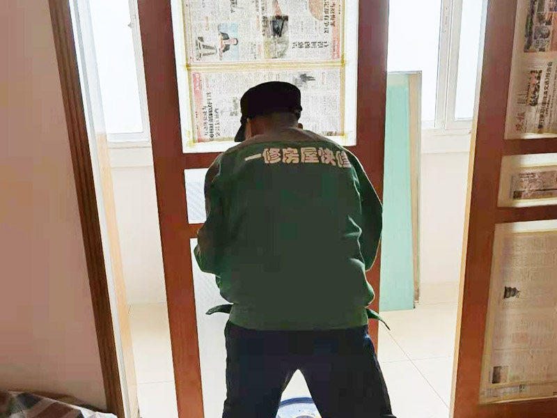 舊木門翻新裝修：用粗砂紙把需要刷油漆的地方都打磨一遍，注意轉(zhuǎn)角的地方不要打磨的太厲害，保持木門原來的形狀。用布沾水，弄成半濕狀，把剛打磨完的木門上的粉末都擦干凈。拿細砂紙再重新打磨一遍，同樣要注意轉(zhuǎn)角處。再用沾水布把粉末清理干凈。