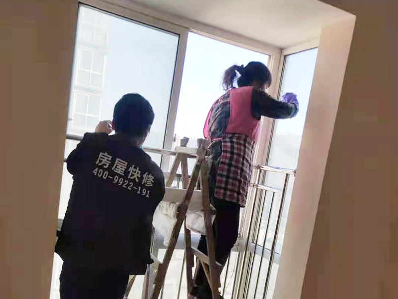 局部安裝裝修：.注意對(duì)水龍頭鍍層的保護(hù)，避免其他金屬物體碰壞龍頭鍍層 安裝時(shí)，應(yīng)用力擰緊龍頭的冷熱水管，同時(shí)用力擰緊龍頭易裝器 墊圈的安裝，由于墊圈在保護(hù)水龍頭方面起到了巨大的作用，一定不能忘記安放墊圈 將要安裝的水龍頭放在預(yù)留的安裝口上，并安裝好套筒，用最大的力氣將它擰緊 安裝好后，打開龍頭，用最大的閥門進(jìn)行放水，清除管道中的淤泥與雜物，清潔水管。