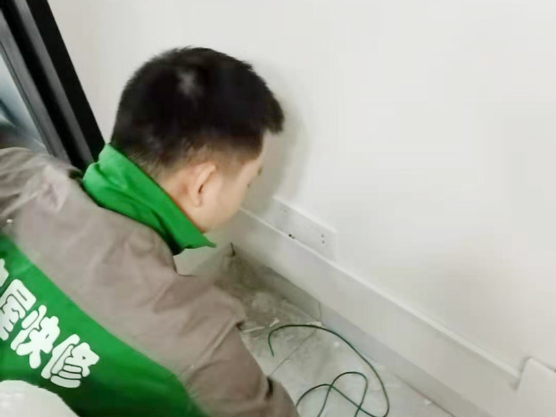 開關(guān)插座安裝：將盒內(nèi)甩出的導(dǎo)線留出維修長(zhǎng)度，然后削出線芯，注意不要碰傷線芯。將導(dǎo)線按順時(shí)針方向盤繞在開關(guān)或插座對(duì)應(yīng)的接線柱上，然后旋緊壓頭，要求線芯不得外露。 先將盒子內(nèi)甩出的導(dǎo)線由塑料臺(tái)的出線孔中穿出，再把塑料臺(tái)緊貼于墻面用螺絲固定在盒子上。固定好后，將導(dǎo)線按各自的位置從開關(guān)插座的線孔中穿出，按接線要求將導(dǎo)線壓牢。 　　最后將開關(guān)或插座貼于塑料臺(tái)上，找正并用螺絲固定牢，蓋上裝飾板。