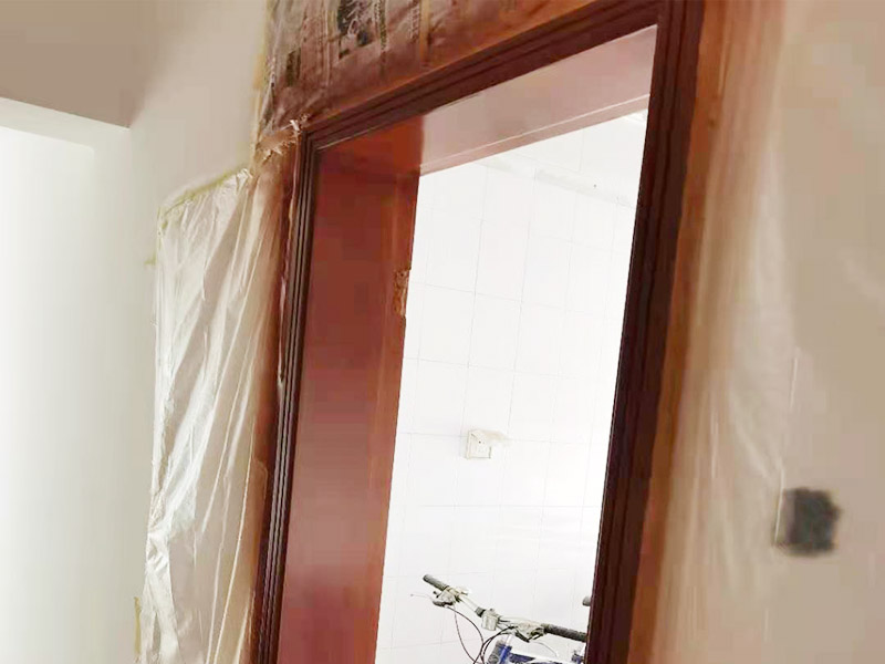 門(mén)框刷漆維修：把木門(mén)上面的把手等裝飾品都卸下來(lái)，防止下一步作業(yè)時(shí)劃傷手，也有利于均勻涂刷木門(mén)油漆。用粗砂紙把需要刷油漆的地方都打磨一遍，注意轉(zhuǎn)角的地方不要打磨的太厲害，保持木門(mén)原來(lái)的形狀。把刷完一遍漆的木門(mén)放置四到五個(gè)小時(shí)，等油漆干透。木門(mén)油漆干透后，拿細(xì)砂紙把木門(mén)從頭到尾再打磨一遍。這一次打磨是為了把油漆上刷的不均勻的地方打磨平，利于后面繼續(xù)刷漆。刷漆第二和三遍把把手等步卸下來(lái)的裝飾物安裝回去。