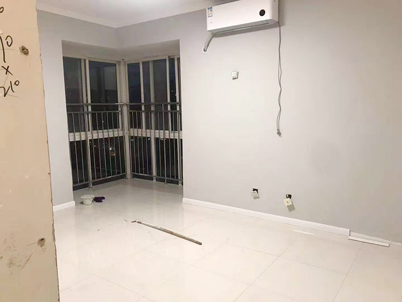 墻面滾刷乳膠漆：墻面修補：毛坯墻體。基層堅固，不得有起砂、脫落等現(xiàn)象。陰陽角須彈墨線來衡量水平度。前一遍膩子干透，后一遍方能施工。 刮膩子：墻砌好后，進行兩道抹灰，基面加以修飾、補平。抹灰完后，刷乳膠漆?；举I成品膩子粉，加水攪拌即可了。 墻面打磨：刮膩子后，基層不平整。需砂紙打磨修復(fù)。中間可用燈泡照明，方便檢查平整度。 油漆操作：施工方法有排刷、輥刷、噴槍、批。排刷：省料，費時間，干燥快，盡量一次完成，否則易產(chǎn)生接痕。輥刷：效果普通，浪費油漆，性價比高。噴槍：效果好，速度快，省時，不易修補。批：效果好，費料。