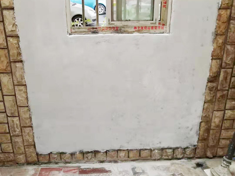 墻面局部翻新：基層裂縫的處理方法，薄而多遍的水泥砂漿抹面：鋼絲刷刷掉起皮的涂料面層。 墻面問題處理辦法，進行涂料施工、清理墻面，尤其是深顏色的涂料兌水過多可能導致浮色發(fā)花等不良現(xiàn)象：云石機切出空鼓的墻面，達到原有墻面的高度、油污進行徹底清洗干凈，刷界面劑，涂刷兩遍墻面漆，批刮柔性膩子：以鏟刀清除墻面已松動的膩子層。 待基層完全干燥后，進行涂料施工舊房翻新按照下面的步驟，可以用小錘子輕輕敲擊