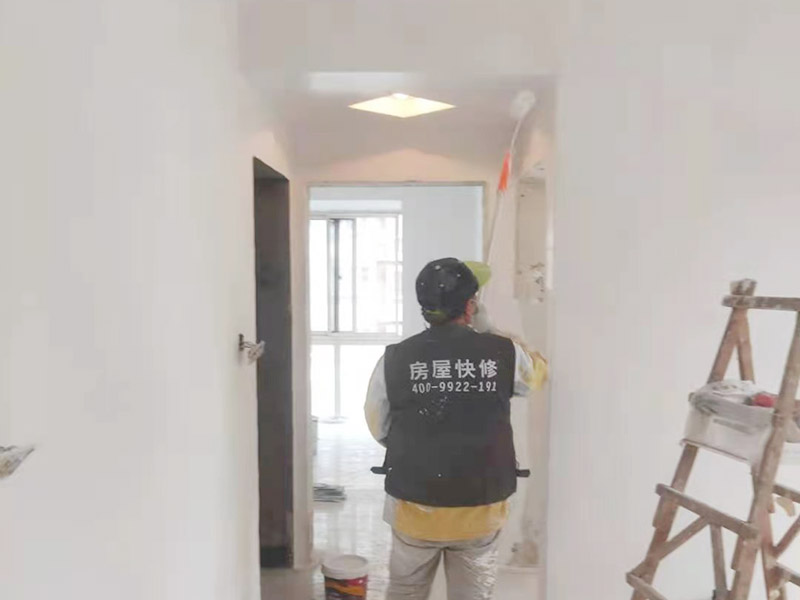 墻面刷墻固施工：1.將墻面清潔干凈，抹灰。 2.然后用石膏在墻面找平，批刮膩?zhàn)印?3.將抹過(guò)膩?zhàn)拥膲γ孀錾把a(bǔ)。 4.涂一層防水膩?zhàn)訉?，再滾涂?jī)杀槿槟z漆。 5.最后將腳線和其他處油漆清理干凈，檢查墻面。