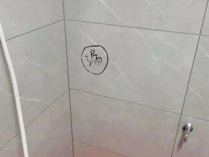 墻內(nèi)水管漏水更換：墻內(nèi)水管漏水，鑿開(kāi)墻找到漏水點(diǎn)徹底修理好。另外，也可以水電工人先看看什么情況。衛(wèi)生間穿墻管道周邊破壞防水層，但根本就沒(méi)有對(duì)防水層認(rèn)真認(rèn)真修復(fù)，漏水隱患很大。穿墻套管漏水有地面上穿墻套管和地面下穿墻套管。