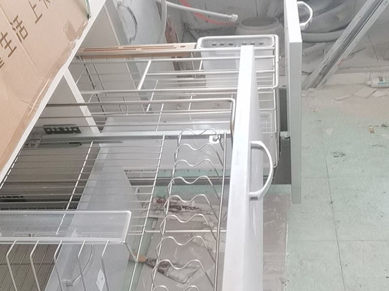 水槽拉籃安裝:首先要將水槽放置到臺面中心的對應開口的地方，確保水槽固定不松動就可以了。然后就是安裝水龍頭的進水口，將原先安裝在水龍頭上的進水管一段連接到開關處，這里也要反復確認連接是否牢固，而且太松太緊都不好。如果使用的是冷熱水龍頭配件，冷熱水管的位置一般都是左熱右冷，在安裝的時候可以再確認一下，以免安裝相反。