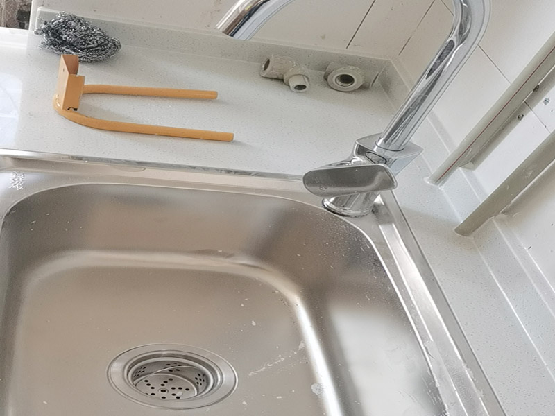 水槽拉籃安裝:首先要將水槽放置到臺面中心的對應開口的地方，確保水槽固定不松動就可以了。然后就是安裝水龍頭的進水口，將原先安裝在水龍頭上的進水管一段連接到開關處，這里也要反復確認連接是否牢固，而且太松太緊都不好。如果使用的是冷熱水龍頭配件，冷熱水管的位置一般都是左熱右冷，在安裝的時候可以再確認一下，以免安裝相反。