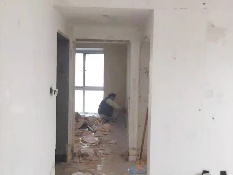 墻面撕舊墻紙：要粘貼新墻紙，最好就是將舊墻紙剝除，這樣可以使得新墻紙更加結(jié)實(shí)的粘在墻上。但也可以在舊墻紙上鋪新墻紙，但這種做法有時(shí)并不是個(gè)好主意，因?yàn)檎澈蟿┦艹焙螅瑫?huì)導(dǎo)致新舊墻紙一起從墻面脫落。此外，若用新墻紙覆蓋接縫處的舊墻紙，重疊的印記將顯露在新墻紙上。如果由于情況需要，您仍然希望在舊墻紙上貼新墻紙，那么您應(yīng)該先把接縫打磨平整，將松散的墻紙條撕掉，并將舊墻紙銜接處的松散邊緣重新粘貼在墻壁上，然后再開始貼新的墻紙。