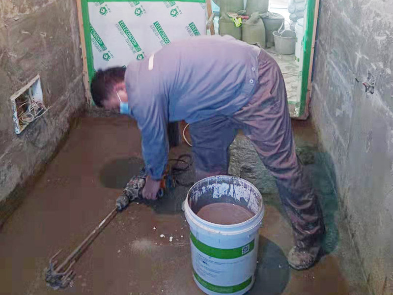 調(diào)制水泥地面找平： 一般房屋的地面上有比較凸出的地方，可以采用旋轉(zhuǎn)平磨的方式將高的地方打磨下去前提是下邊沒(méi)有管道。如果高的地方不打磨，那么找平出來(lái)的地面就會(huì)出現(xiàn)由齒刮刮出來(lái)的地面在高的地方同樣留下了同樣多的水泥，最后找出來(lái)的地面好是高的地方依然高，低的地方依然低。同時(shí)打磨還能節(jié)約不少的用料，這是地面找平中一個(gè)很重要的步驟。