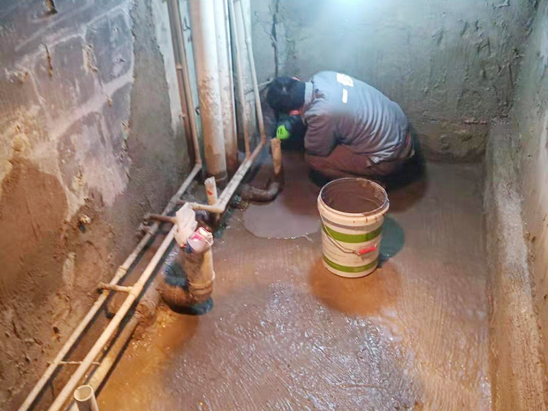 調(diào)制水泥地面找平： 一般房屋的地面上有比較凸出的地方，可以采用旋轉(zhuǎn)平磨的方式將高的地方打磨下去前提是下邊沒(méi)有管道。如果高的地方不打磨，那么找平出來(lái)的地面就會(huì)出現(xiàn)由齒刮刮出來(lái)的地面在高的地方同樣留下了同樣多的水泥，最后找出來(lái)的地面好是高的地方依然高，低的地方依然低。同時(shí)打磨還能節(jié)約不少的用料，這是地面找平中一個(gè)很重要的步驟。