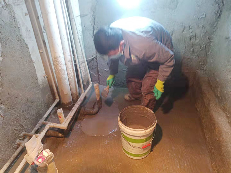 調(diào)制水泥地面找平： 一般房屋的地面上有比較凸出的地方，可以采用旋轉(zhuǎn)平磨的方式將高的地方打磨下去前提是下邊沒(méi)有管道。如果高的地方不打磨，那么找平出來(lái)的地面就會(huì)出現(xiàn)由齒刮刮出來(lái)的地面在高的地方同樣留下了同樣多的水泥，最后找出來(lái)的地面好是高的地方依然高，低的地方依然低。同時(shí)打磨還能節(jié)約不少的用料，這是地面找平中一個(gè)很重要的步驟。
