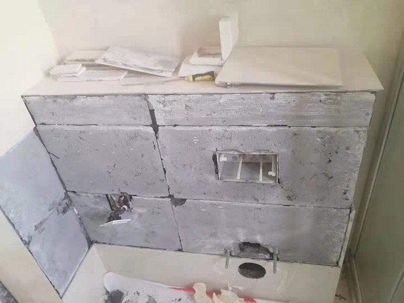衛(wèi)生間地面改造：對于衛(wèi)生間改造，其次就是需要對其做相應的防水處理。因為在日常的家庭中，衛(wèi)生間的水是處處可見的，非常潮濕。衛(wèi)生間內(nèi)的防水涂料是由地面延伸到墻面的，涂刷過程中精良的保證厚度均勻。還需要處理好地面和墻面交界處的各類管件的涂刷。待防水處理完全確定后，等待地面干透就可以做后續(xù)的工程了。這里要著重提醒，衛(wèi)生間下水口位置的防水要特別處理好，保證今后的檢查與維修。