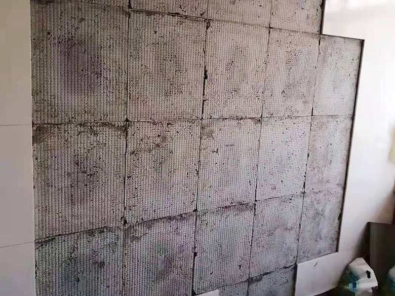 衛(wèi)生間地面防水：首先，用小金屬榔頭敲墻面、地面，如果發(fā)現(xiàn)“噗噗”的空聲，意味著里面有空鼓，必須把空鼓部分全部敲掉。然后仔細(xì)清理四個墻面基層和地面，拔掉鐵釘，清理雜土垃圾，好用清水沖洗一遍，然后待其干燥。衛(wèi)生間各種下水管能不改動，盡量不要去改動；萬一要改動，千萬不能用水泥沙漿去填孔隙，一定要堵漏王分三次去填。