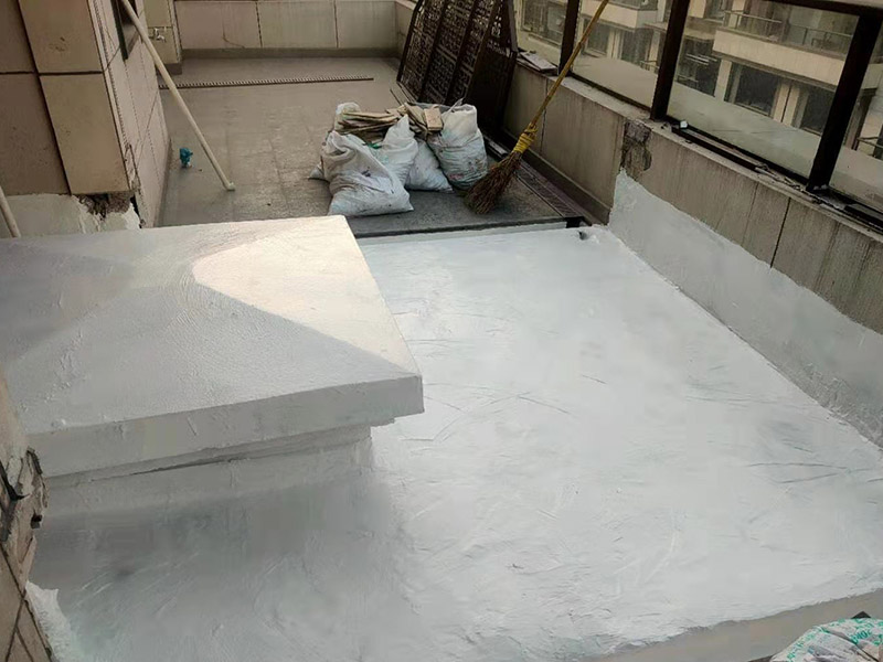 屋面高彈涂刷：清理基層，施工前要將基層表面的塵土和雜物清理干凈，然后用熱熔法改性瀝青卷材對防水層施工前在水落口、管根、陰陽角等細(xì)部先做好附加層。熱熔封邊，用噴槍將卷材搭接處加熱，讓其粘結(jié)牢固，然后涂刷第一遍防水涂料。防水施工前要先保證地面干凈、干燥，防水涂料要滿涂，確保無遺漏，與基層結(jié)合要牢固，無裂紋和氣泡等，防水涂料厚度要達(dá)到產(chǎn)品規(guī)定的要求。