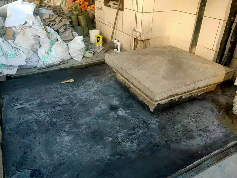 屋面高彈涂刷：清理基層，施工前要將基層表面的塵土和雜物清理干凈，然后用熱熔法改性瀝青卷材對防水層施工前在水落口、管根、陰陽角等細(xì)部先做好附加層。熱熔封邊，用噴槍將卷材搭接處加熱，讓其粘結(jié)牢固，然后涂刷第一遍防水涂料。防水施工前要先保證地面干凈、干燥，防水涂料要滿涂，確保無遺漏，與基層結(jié)合要牢固，無裂紋和氣泡等，防水涂料厚度要達(dá)到產(chǎn)品規(guī)定的要求。