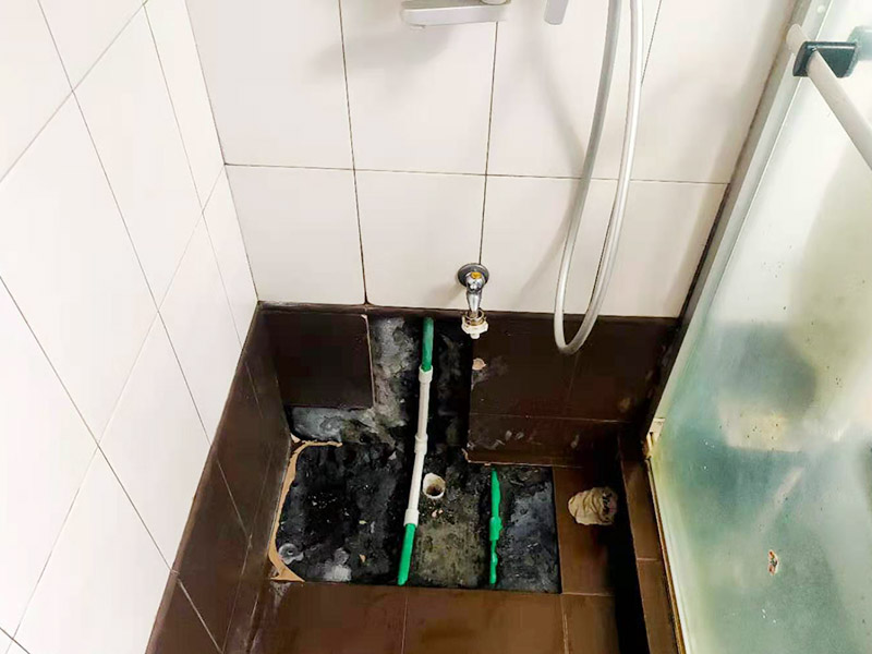 瓷磚修補維修:1，用錘子和鑿子，敲掉破損的瓷磚及原有的瓷磚粘合劑，直到露出原來的水泥墻面。 2，調好瓷磚粘合劑 3，先將瓷磚粘合劑拌勻，再用抹刀將瓷磚粘合劑涂抹到瓷磚背面。 4，粘合劑涂到瓷磚上之后，可以在粘合劑表面刮出鋸齒痕跡，增加瓷磚的粘合力，然后將瓷磚貼到墻面上。