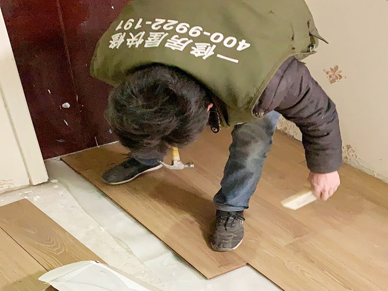 木地板鋪貼維修：地面已經(jīng)清理干凈、平整之后，先要鋪設(shè)一層防潮地墊(不一定非要鋪在木質(zhì)地面的木頭下面)。這一層至少要20-30厘米(大約8英寸)在離墻大約預(yù)留1-3英寸的空隙?，F(xiàn)在可以安裝已經(jīng)選好花色的地板了。需要注意的是所鋪設(shè)的防潮地墊只需要鋪設(shè)大致5—10排的地板。   安裝時(shí)板子的前邊(X-榫口)朝墻，從左角開(kāi)始向右鋪裝。   要確保在地板與墻壁之間留有大約10mm的空隙。為了防止地板的第一行的地板滑動(dòng)，必須用間隔的裝置或者楔子固定。第一行余下的板通常用在第二行的開(kāi)頭。要確保第二行板的接口與第一行板的接口錯(cuò)開(kāi)的長(zhǎng)度至少30厘米。   將下一塊板插入第二行的凹槽，并放置到水平狀態(tài)。   下一塊板按照一定的角度安在已經(jīng)安裝好的地板上，要保證地板比較長(zhǎng)的一邊與上一行板結(jié)合的盡可能緊密。