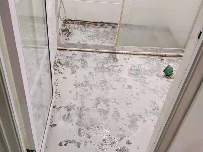 浴室貼磚裝修翻新：在鋪貼瓷磚前，我們要先把還沒涂抹水泥的地磚鋪在地上，并敲平，然后在地磚上涂滿水泥，鋪在地面，鋪地磚的過程中要對齊四塊磚的對角位置。   另外，在鋪貼瓷磚時也要講究鋪貼順序，在鋪地磚時應從內(nèi)向外貼，有坡度或地漏的地方，要注意排水方向找坡，而墻面磚應從下往上貼，底層的瓷磚要最后貼，這樣鋪貼出來才美觀，我們鋪完地磚后還要壓地磚。