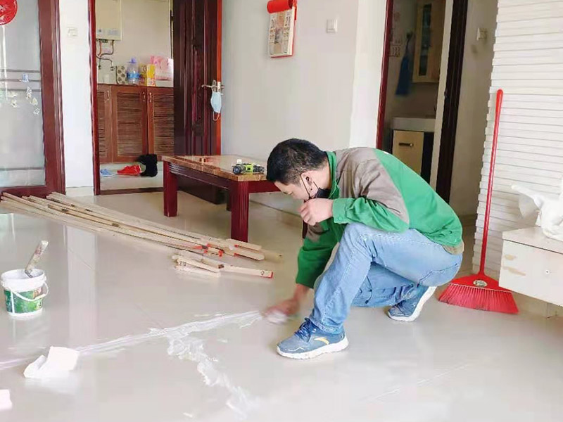 客廳瓷磚局部更換：沿瓷磚四周邊緣清除嵌縫白水泥，并用小鑿子仔細(xì)地拆除損壞的瓷磚。如四周瓷磚粘貼得很牢，又不想將四周瓷磚都換下，則可用裁玻璃的刀刻畫瓷磚的中間，將中間那部分瓷磚先鑿下來(lái)，然后用較鋒利的鋼鑿慢慢地將四周邊緣的碎瓷塊修理干凈。