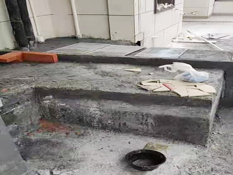陽臺地面處理施工:防水能力差、表面比較光滑且不具備防滑能力的瓷磚，鋪裝在陽臺地面上是比較危險的事情。如果特別需要在陽臺地面鋪設瓷磚的話，建議盡量選用亞光面、光線反射率較低、同時具有防凍、防水、防滑等特點的瓷磚進行陽臺的地面鋪設。 　