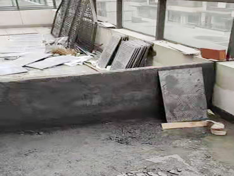 陽臺地面處理施工:防水能力差、表面比較光滑且不具備防滑能力的瓷磚，鋪裝在陽臺地面上是比較危險的事情。如果特別需要在陽臺地面鋪設瓷磚的話，建議盡量選用亞光面、光線反射率較低、同時具有防凍、防水、防滑等特點的瓷磚進行陽臺的地面鋪設。 　