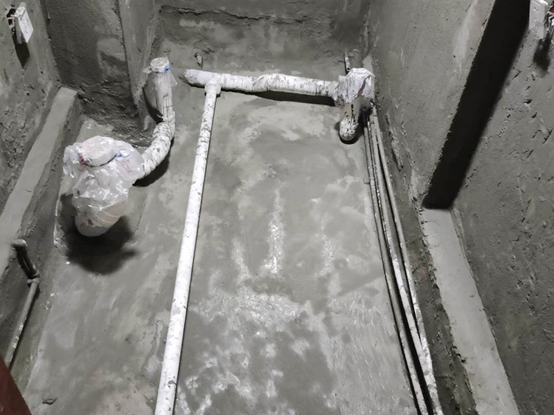 衛(wèi)生間防水找平:在進(jìn)行防水處理之前，一定先找平地面。找平層施工方法：基面有空隙、裂縫、不平等缺陷的，用水泥砂漿修補(bǔ)抹平。使基面必須堅(jiān)固、平整、干凈、無灰塵、油膩、蠟、脫模劑等以及其他碎屑物質(zhì)。找平層干燥后方可進(jìn)行防水層施工，施工期間應(yīng)防火、防水。防水層完成后，要進(jìn)行成品保護(hù)，不得上人走動(dòng)。