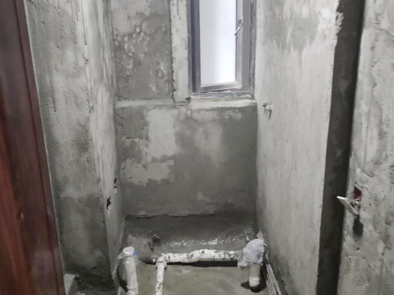 衛(wèi)生間防水找平:在進(jìn)行防水處理之前，一定先找平地面。找平層施工方法：基面有空隙、裂縫、不平等缺陷的，用水泥砂漿修補(bǔ)抹平。使基面必須堅(jiān)固、平整、干凈、無灰塵、油膩、蠟、脫模劑等以及其他碎屑物質(zhì)。找平層干燥后方可進(jìn)行防水層施工，施工期間應(yīng)防火、防水。防水層完成后，要進(jìn)行成品保護(hù)，不得上人走動(dòng)。