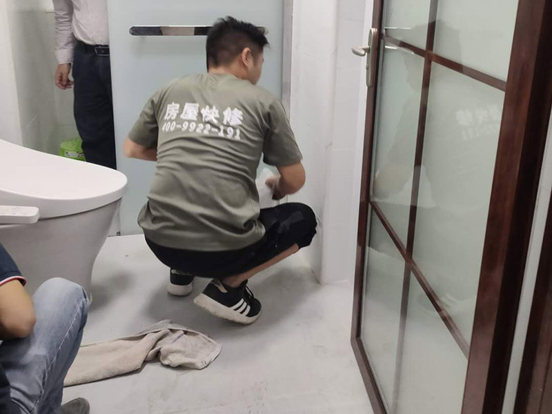 衛(wèi)生間裝修翻新：衛(wèi)生間改造中水電的改造尤為重要且需要最早開始著手，由于會(huì)涉及到浴霸采暖、燈光的線路走向、水管的入墻等問題，所以在改造之前需制定一個(gè)詳細(xì)的水電走向設(shè)計(jì)，從而提高安全質(zhì)量以及滿足裝修業(yè)主們生活的需要。其次就是需要對(duì)其做相應(yīng)的防水處理。因?yàn)樵谌粘５募彝ブ?，衛(wèi)生間的水是處處可見的，非常潮濕。衛(wèi)生間內(nèi)的防水涂料是由地面延伸到墻面的，涂刷過程中精良的保證厚度均勻。還需要處理好地面和墻面交界處的各類管件的涂刷。待防水處理完全確定后，等待地面干透就可以做后續(xù)的工程了。接下來就是貼瓷磚了。衛(wèi)生間改造中貼瓷磚不僅僅會(huì)有裝飾作用還能加強(qiáng)墻面和地面的防水效果。