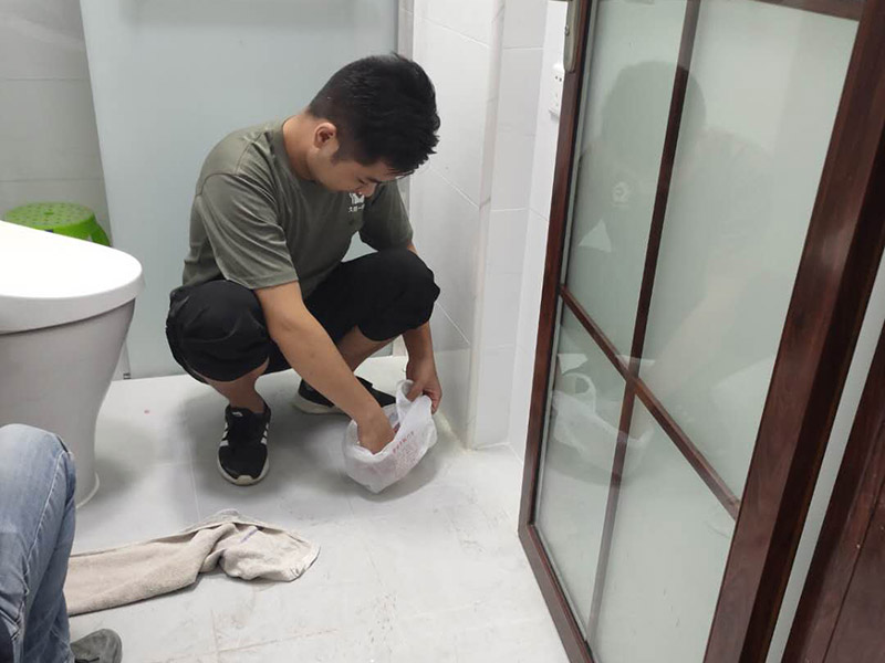 衛(wèi)生間裝修翻新：衛(wèi)生間改造中水電的改造尤為重要且需要最早開始著手，由于會(huì)涉及到浴霸采暖、燈光的線路走向、水管的入墻等問題，所以在改造之前需制定一個(gè)詳細(xì)的水電走向設(shè)計(jì)，從而提高安全質(zhì)量以及滿足裝修業(yè)主們生活的需要。其次就是需要對(duì)其做相應(yīng)的防水處理。因?yàn)樵谌粘５募彝ブ?，衛(wèi)生間的水是處處可見的，非常潮濕。衛(wèi)生間內(nèi)的防水涂料是由地面延伸到墻面的，涂刷過程中精良的保證厚度均勻。還需要處理好地面和墻面交界處的各類管件的涂刷。待防水處理完全確定后，等待地面干透就可以做后續(xù)的工程了。接下來就是貼瓷磚了。衛(wèi)生間改造中貼瓷磚不僅僅會(huì)有裝飾作用還能加強(qiáng)墻面和地面的防水效果。