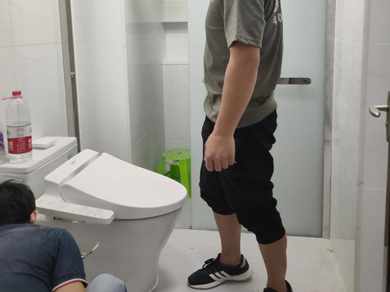 衛(wèi)生間裝修翻新：衛(wèi)生間改造中水電的改造尤為重要且需要最早開始著手，由于會(huì)涉及到浴霸采暖、燈光的線路走向、水管的入墻等問題，所以在改造之前需制定一個(gè)詳細(xì)的水電走向設(shè)計(jì)，從而提高安全質(zhì)量以及滿足裝修業(yè)主們生活的需要。其次就是需要對(duì)其做相應(yīng)的防水處理。因?yàn)樵谌粘５募彝ブ?，衛(wèi)生間的水是處處可見的，非常潮濕。衛(wèi)生間內(nèi)的防水涂料是由地面延伸到墻面的，涂刷過程中精良的保證厚度均勻。還需要處理好地面和墻面交界處的各類管件的涂刷。待防水處理完全確定后，等待地面干透就可以做后續(xù)的工程了。接下來就是貼瓷磚了。衛(wèi)生間改造中貼瓷磚不僅僅會(huì)有裝飾作用還能加強(qiáng)墻面和地面的防水效果。