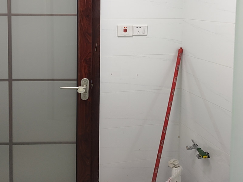 衛(wèi)生間裝修翻新：衛(wèi)生間改造中水電的改造尤為重要且需要最早開始著手，由于會(huì)涉及到浴霸采暖、燈光的線路走向、水管的入墻等問題，所以在改造之前需制定一個(gè)詳細(xì)的水電走向設(shè)計(jì)，從而提高安全質(zhì)量以及滿足裝修業(yè)主們生活的需要。其次就是需要對(duì)其做相應(yīng)的防水處理。因?yàn)樵谌粘５募彝ブ?，衛(wèi)生間的水是處處可見的，非常潮濕。衛(wèi)生間內(nèi)的防水涂料是由地面延伸到墻面的，涂刷過程中精良的保證厚度均勻。還需要處理好地面和墻面交界處的各類管件的涂刷。待防水處理完全確定后，等待地面干透就可以做后續(xù)的工程了。接下來就是貼瓷磚了。衛(wèi)生間改造中貼瓷磚不僅僅會(huì)有裝飾作用還能加強(qiáng)墻面和地面的防水效果。
