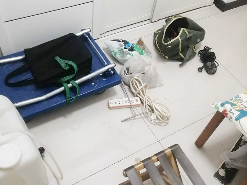 地面漏水維修：判斷地面滲水的方法：只要地面用水，樓下就有滲漏水現(xiàn)象，地面不使用水時，樓下不再滲漏水。　一般水管滲漏水量大，并且有持續(xù)性；往地漏，手盆，坐便倒水即可判斷下水管沒有問題，如果衛(wèi)生間連續(xù)幾天都沒使用水，但是還有滲漏水現(xiàn)象，并且滲漏水沒有減輕，即為上水管問題?！?如果衛(wèi)生間是防水層滲漏水，而不是上下水管漏水的情況。都是不需要刨瓷磚就可以維修好的了?！　?維修方法很簡單就是使用新型的滲透型防水劑在衛(wèi)生間表面再做遍防水，讓水不進入地下，直接從水道流走。