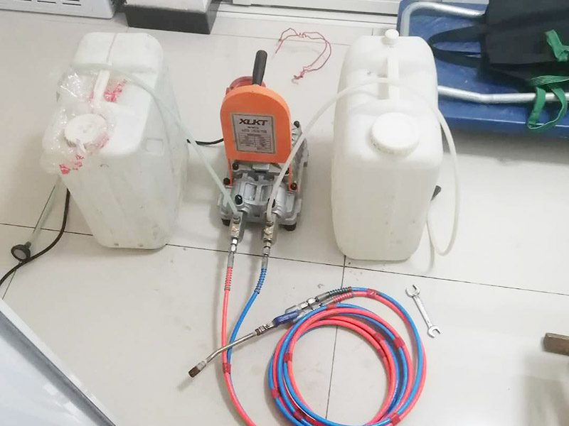 地面漏水維修：判斷地面滲水的方法：只要地面用水，樓下就有滲漏水現(xiàn)象，地面不使用水時，樓下不再滲漏水。　一般水管滲漏水量大，并且有持續(xù)性；往地漏，手盆，坐便倒水即可判斷下水管沒有問題，如果衛(wèi)生間連續(xù)幾天都沒使用水，但是還有滲漏水現(xiàn)象，并且滲漏水沒有減輕，即為上水管問題?！?如果衛(wèi)生間是防水層滲漏水，而不是上下水管漏水的情況。都是不需要刨瓷磚就可以維修好的了。　　 維修方法很簡單就是使用新型的滲透型防水劑在衛(wèi)生間表面再做遍防水，讓水不進入地下，直接從水道流走。