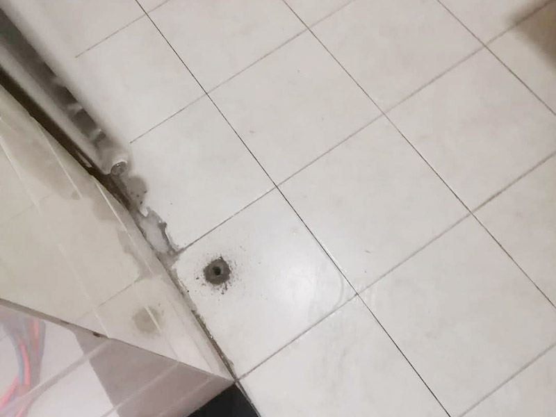 地面漏水維修：判斷地面滲水的方法：只要地面用水，樓下就有滲漏水現(xiàn)象，地面不使用水時，樓下不再滲漏水。　一般水管滲漏水量大，并且有持續(xù)性；往地漏，手盆，坐便倒水即可判斷下水管沒有問題，如果衛(wèi)生間連續(xù)幾天都沒使用水，但是還有滲漏水現(xiàn)象，并且滲漏水沒有減輕，即為上水管問題?！?如果衛(wèi)生間是防水層滲漏水，而不是上下水管漏水的情況。都是不需要刨瓷磚就可以維修好的了?！　?維修方法很簡單就是使用新型的滲透型防水劑在衛(wèi)生間表面再做遍防水，讓水不進入地下，直接從水道流走。