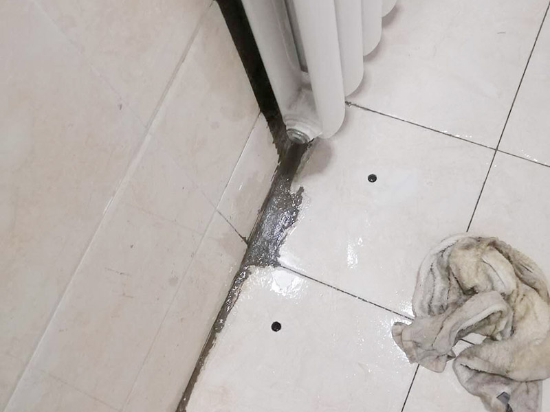 地面漏水維修：判斷地面滲水的方法：只要地面用水，樓下就有滲漏水現(xiàn)象，地面不使用水時，樓下不再滲漏水?！∫话闼軡B漏水量大，并且有持續(xù)性；往地漏，手盆，坐便倒水即可判斷下水管沒有問題，如果衛(wèi)生間連續(xù)幾天都沒使用水，但是還有滲漏水現(xiàn)象，并且滲漏水沒有減輕，即為上水管問題?！?如果衛(wèi)生間是防水層滲漏水，而不是上下水管漏水的情況。都是不需要刨瓷磚就可以維修好的了?！　?維修方法很簡單就是使用新型的滲透型防水劑在衛(wèi)生間表面再做遍防水，讓水不進入地下，直接從水道流走。