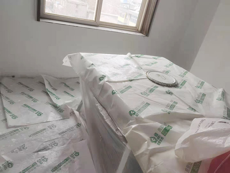 辦公室成品保護(hù)：各種裝修物料的進(jìn)場(chǎng)以及各種建筑裝修垃圾的清理，都會(huì)經(jīng)過(guò)入戶門，這些物品在搬運(yùn)的過(guò)程中，難免會(huì)和入戶門發(fā)生磕碰，造成入戶門的磕碰劃傷，所以，第一個(gè)需要做好成品保護(hù)的地方就是入戶門。做法：在裝修開(kāi)工前直到家具進(jìn)場(chǎng)期間，都需要對(duì)入戶門進(jìn)行保護(hù)！可以使用成品保護(hù)膜將門包裹。 在進(jìn)行木門、櫥柜、家具等的相關(guān)的安裝或組裝的過(guò)程中，成品保護(hù)主要體現(xiàn)在兩個(gè)方面：一是原有的墻面、地面裝飾的保護(hù)，盡量避免因?yàn)檫@些安裝工程對(duì)已裝的部分造成破壞；二是安裝的物品本身的保護(hù)，注意不要在安裝過(guò)程中造成磕碰、劃傷等損傷。 好處：1.美觀；2.避免后期刮膩?zhàn)拥蔚焦褡由希?.避免后期安裝碰到，導(dǎo)致油漆脫落和刮痕；4.防塵。