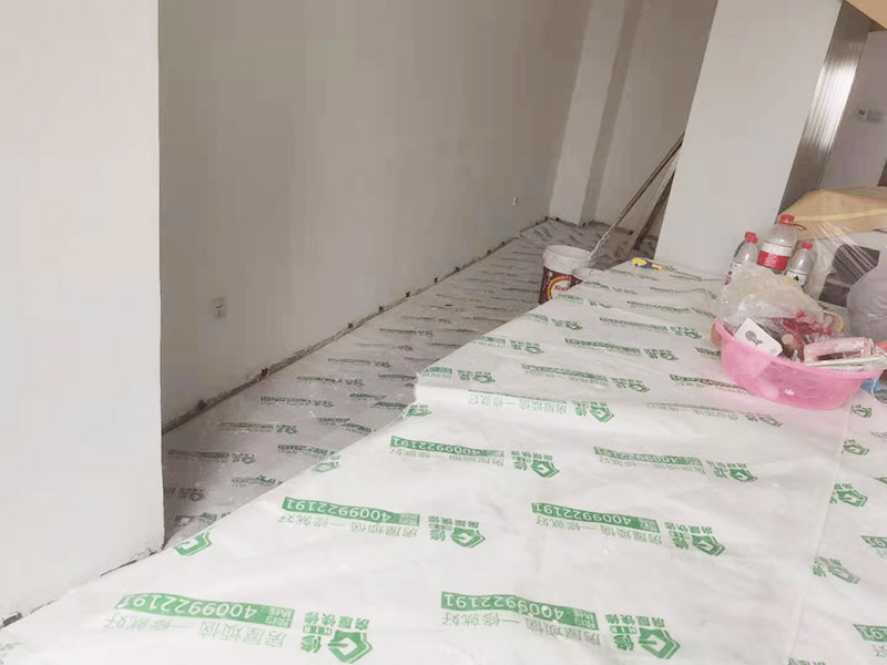 辦公室成品保護(hù)：各種裝修物料的進(jìn)場(chǎng)以及各種建筑裝修垃圾的清理，都會(huì)經(jīng)過(guò)入戶門，這些物品在搬運(yùn)的過(guò)程中，難免會(huì)和入戶門發(fā)生磕碰，造成入戶門的磕碰劃傷，所以，第一個(gè)需要做好成品保護(hù)的地方就是入戶門。做法：在裝修開(kāi)工前直到家具進(jìn)場(chǎng)期間，都需要對(duì)入戶門進(jìn)行保護(hù)！可以使用成品保護(hù)膜將門包裹。 在進(jìn)行木門、櫥柜、家具等的相關(guān)的安裝或組裝的過(guò)程中，成品保護(hù)主要體現(xiàn)在兩個(gè)方面：一是原有的墻面、地面裝飾的保護(hù)，盡量避免因?yàn)檫@些安裝工程對(duì)已裝的部分造成破壞；二是安裝的物品本身的保護(hù)，注意不要在安裝過(guò)程中造成磕碰、劃傷等損傷。 好處：1.美觀；2.避免后期刮膩?zhàn)拥蔚焦褡由希?.避免后期安裝碰到，導(dǎo)致油漆脫落和刮痕；4.防塵。