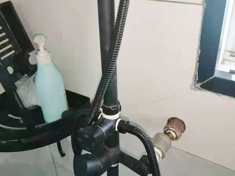 花灑角閥維修：首先關(guān)水管總閘，讓斷掉處的水管內(nèi)的水流干?？梢钥吹綌嘣诶锩娴?ldquo;外絲斷頭管”，在斷頭管的一處固定好鋸條在斷頭管內(nèi)壁的位置，用手來回鋸，根據(jù)斷頭管的壁厚，為了防止鋸壞外層的內(nèi)絲直接，在快要鋸到外層的“內(nèi)絲直接”時(shí)，拿出鋸條，大概鋸10分鐘左右就差不多了。 查看內(nèi)絲接頭是否完好無開裂,如果有開裂先更換內(nèi)絲接頭,也可加膠墊解決漏水問題;接頭沒問題,直接更換一個(gè)新角閥即可,角閥并不貴,建議要購買銅質(zhì)角閥。