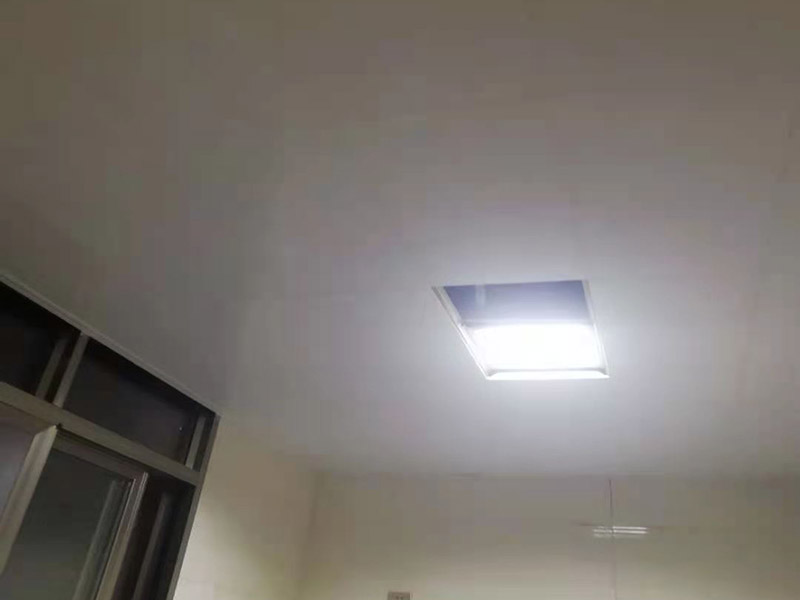 集成吊頂安裝：在鉆孔內(nèi)旋入膨脹管螺桿，保證吊頂與屋頂之間的夾層高度大于25厘米，螺桿與天花板的連接是整個吊頂?shù)陌惭b基礎(chǔ)，螺桿必須與天花板保持垂直并固定住，各個螺桿務(wù)必保持平行，通常使用六根螺桿便可承擔起整個集成吊頂?shù)闹亓俊?龍骨搭建完成、油煙機口預(yù)留好就可以安裝扣板了，要先將扣板四邊的膜掀起，不用完全撕掉可以按照膜上的箭頭進行同方向安裝。