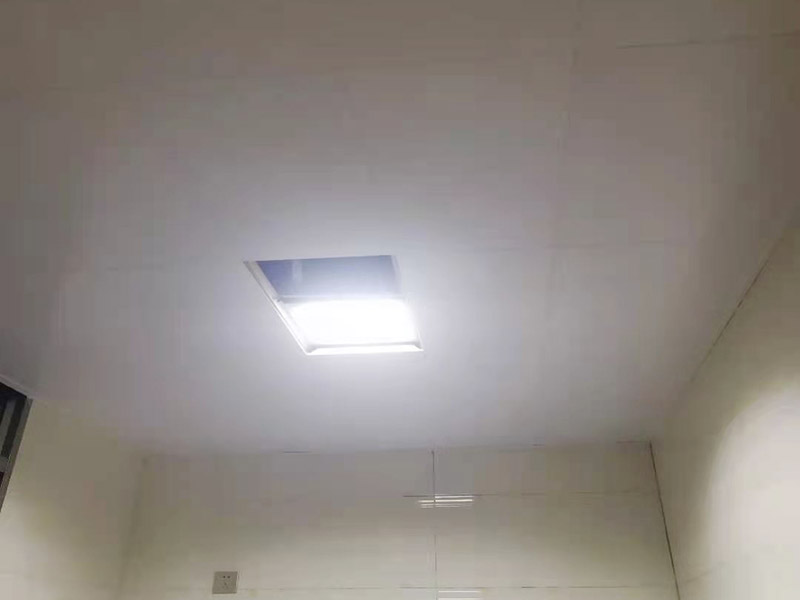 集成吊頂安裝：在鉆孔內(nèi)旋入膨脹管螺桿，保證吊頂與屋頂之間的夾層高度大于25厘米，螺桿與天花板的連接是整個吊頂?shù)陌惭b基礎(chǔ)，螺桿必須與天花板保持垂直并固定住，各個螺桿務(wù)必保持平行，通常使用六根螺桿便可承擔起整個集成吊頂?shù)闹亓俊?龍骨搭建完成、油煙機口預(yù)留好就可以安裝扣板了，要先將扣板四邊的膜掀起，不用完全撕掉可以按照膜上的箭頭進行同方向安裝。