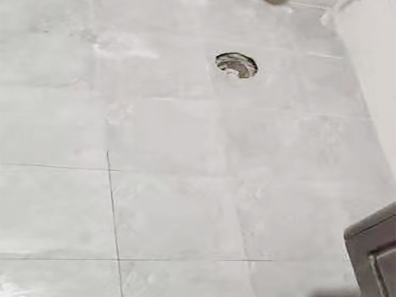 衛(wèi)生間防水貼磚裝修:首先就要搞清楚，防水不是只做一遍就可以的。一般的防水施工要做2到3遍，而且防水的順序也是有講究的，比如，要先做完墻面防水再貼墻磚，其次才可以做地面防水，再貼地磚。因?yàn)榈孛娼?jīng)常會踩來踩去，地面防水如果先做了會很容易踩壞。